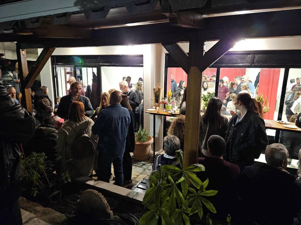 Βραδιά εγκαινίων: πλήθος κόσμου στην αυλή και στην είσοδο της νέας αίθουσας του συλλόγου στη Νίκαια